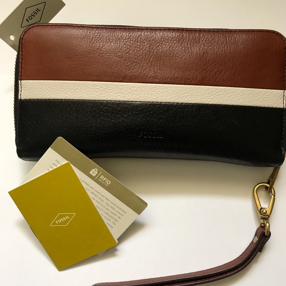 ⭐️ Fossil Large Emma Wallet in Multi Neutral ⭐️